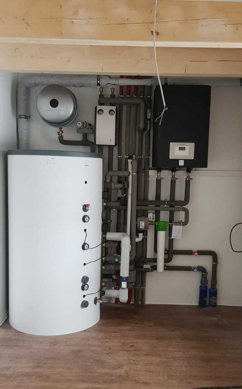 Installation im Technikraum zu einer Luft-Wasser Wärmepumpe | Frank Wegner